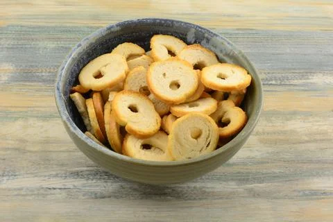 Roasted garlic bread chips Foto stock