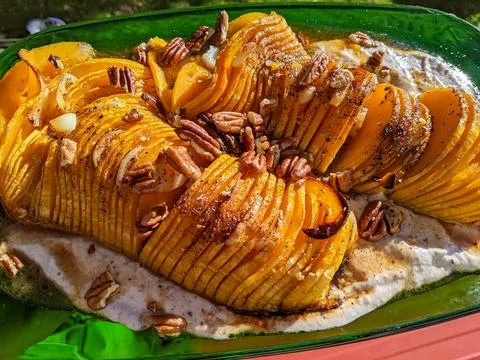 Roasted Hasselback Butternut Squash With Pecans Over Creamy Sauce Foto stock