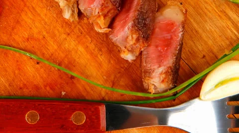 Roasted lamb meat fillet ready on wooden board with cutlery Vídeos de archivo 22822413