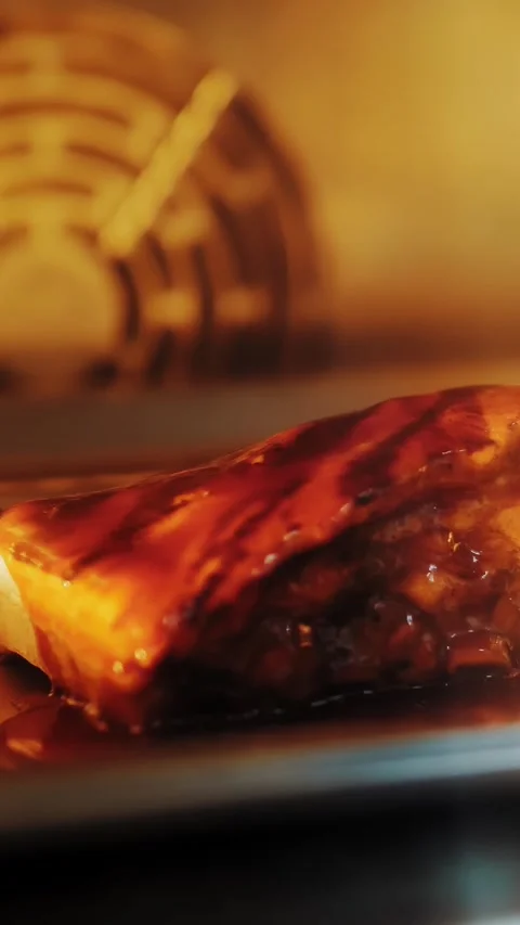 Roasted meat. close-up. a piece of meat is roasted in the oven. a rib in sauce Vídeos de archivo 319390235