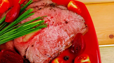 Roasted meat served on red dish Vídeos de archivo 32233684