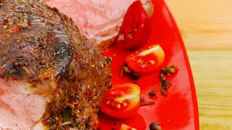 Roasted meat served on red dish Vídeos de archivo 53083613