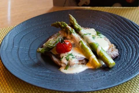 Roasted meat steak carbonara cheese sauce asparagus Foto stock