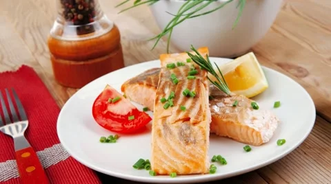 Roasted norwegian salmon chunks with lemon and vegetable salad Vídeos de archivo 48090924