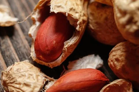 Roasted peanut in shell and peeled Foto stock