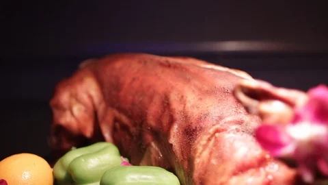 Roasted pig slow motion with sunglasses 動画素材 112140372