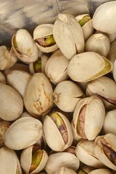 Roasted pistachio nuts in shells texture background Foto stock