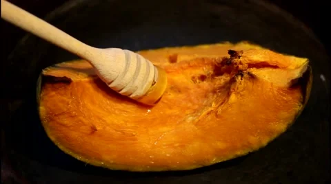 Roasted pumpkin with honey Video stock 68961093