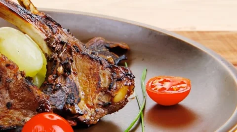 Roasted ribs on wooden table Vídeos de archivo 52302264