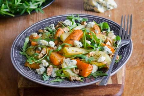 Roasted root and rocket salad Foto stock