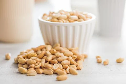 Roasted salted peanuts on kitchen table. Foto stock
