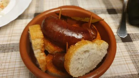 Roasted sausages with slices of bread Foto stock