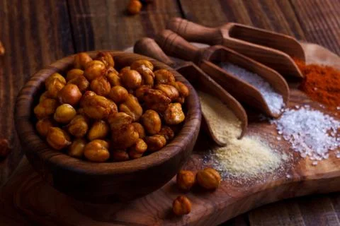 Roasted spicy chickpeas on rustic background Foto stock