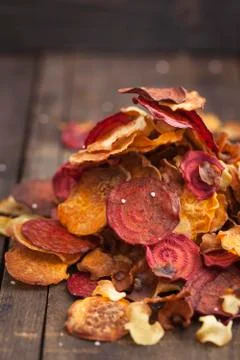 Roasted vegetable chips made of parsnips, sweet potatoes, beetroots, carrots and Foto stock
