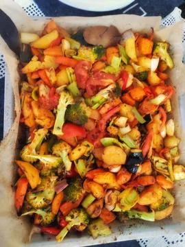 Roasted Vegetables on a Baking Tray Stock-Fotos