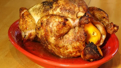 Roasted whole chicken on platter Видео 115725404