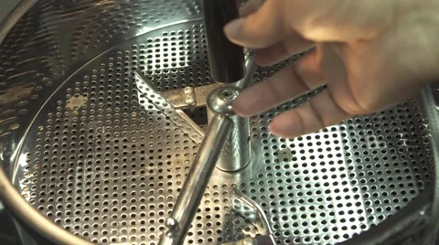 Roasting and mixing coffee at third wave cafe shop Vídeos de archivo 67905188