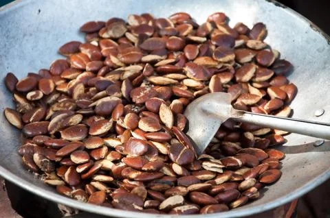 Roasting bean in the pan at laos Foto stock