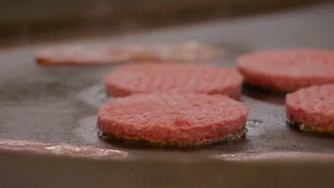 Roasting burgers and bacon for burger close-up 库存影片 219633341