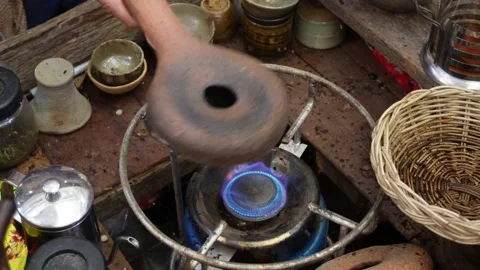 Roasting coffee beans in ceramic pot Vídeo Stock 237321265