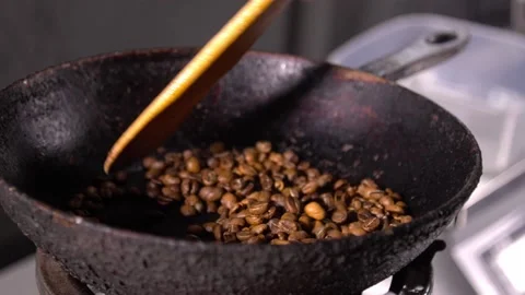 Roasting coffee beans in a pan - raw coffee in a skillet Vídeos de archivo 146472470