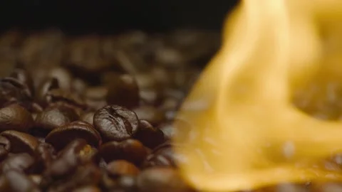 Roasting coffee beans in rotation. Circular filming of coffee beans on fire. Stock-Footage 303634671