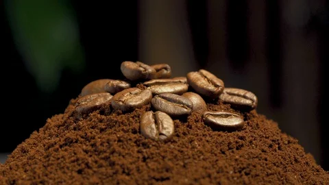 Roasting coffee beans turning Stockbeeldmateriaal 128704520