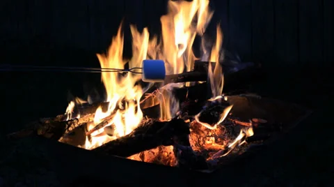 Roasting Marshmallow at night Видео 31552520