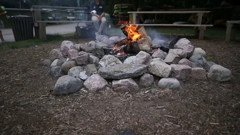 Roasting marshmallows by bonfire, video Video stock 77816828