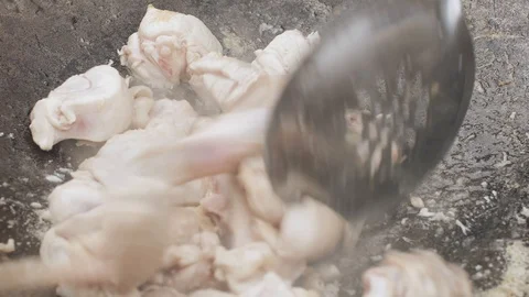 Roasting meat in a cast-iron 스톡 동영상 128698139