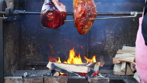 Roasting Meat on a Spit Vidéo 106484911