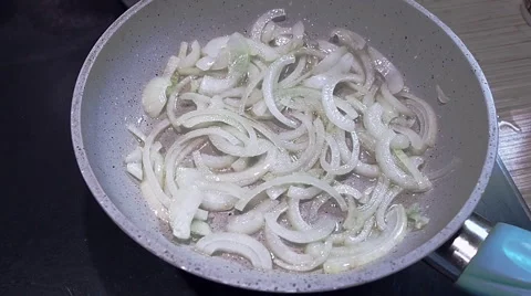 Roasting Onions in a Pan Vídeos de archivo 61338898