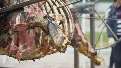 Roasting an ox on a spit 動画素材 94323656