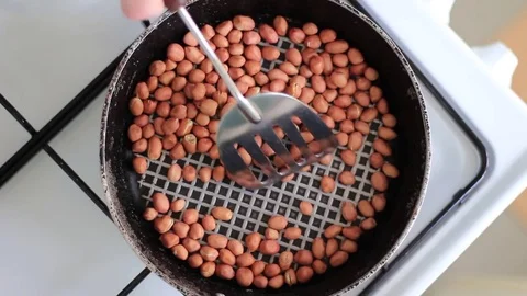 Roasting peanuts in a frying pan Vidéo 71983046