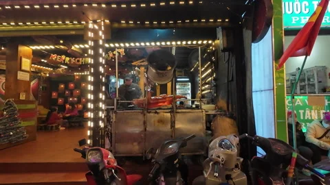 Roasting a suckling pig at night Vidéo 296265982