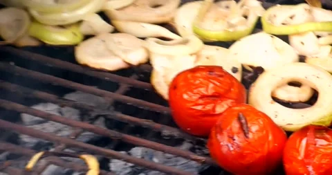 Roasting vegetables on a grill Video stock 160331937