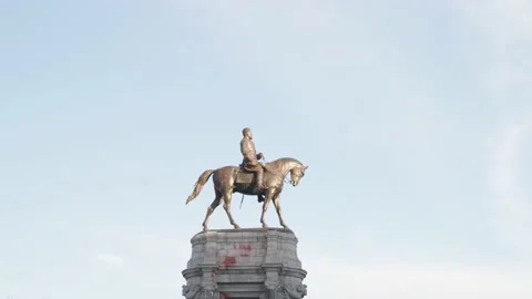 Robert E. Lee Statue Panning Down from Sky Stockbeeldmateriaal 160373815