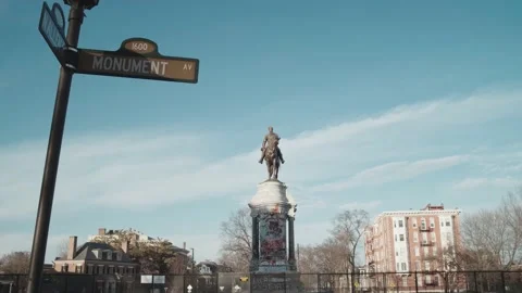 Robert E. Lee Statue Richmond VA Tracking Foward with Monument Ave Sign Stockbeeldmateriaal 160373205