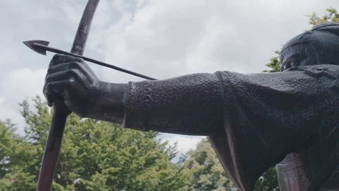 Robin Hood statue medium shot panning 動画素材 77091007