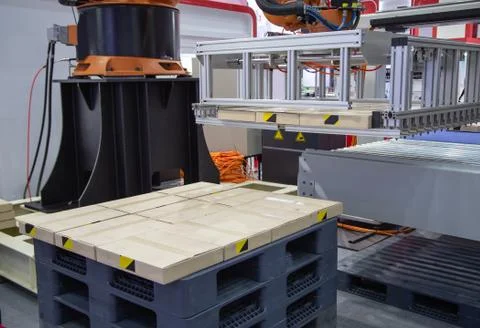 Robot arm loading in factory Foto stock