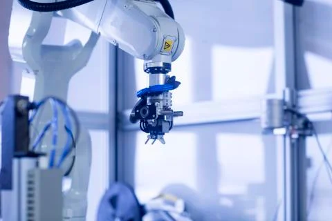 Robot arm in a sensor technology plant Stock-Fotos