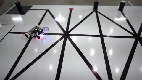 Robot car running on board for competition 스톡 동영상 140031942