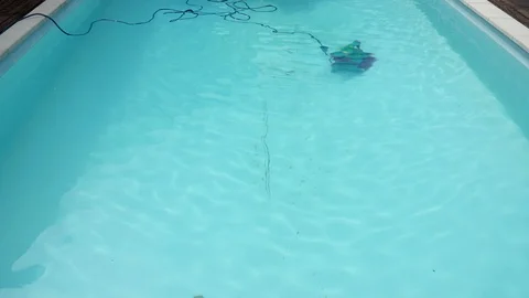 Robot cleaning swimming pool Video stock 113803574
