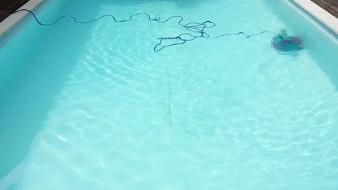 Robot cleaning swimming pool Video stock 113804112