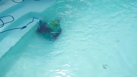 Robot cleaning swimming pool Video stock 113806107