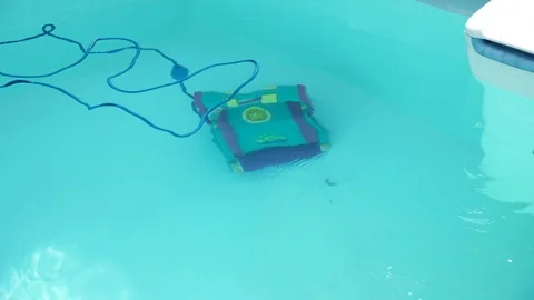 Robot cleaning swimming pool Video stock 113807489