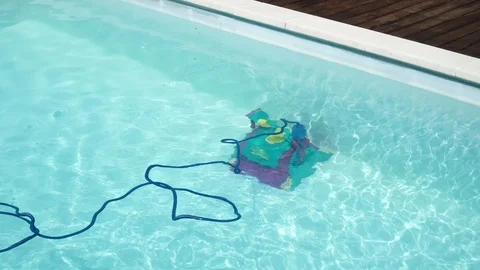 Robot cleaning swimming pool Video stock 113808517