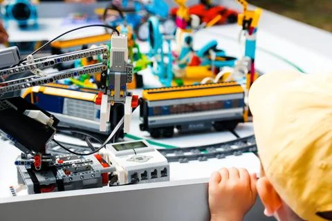 Robot constructor. Defocus little boy made robots on table. Train an railwa.. 스톡 사진
