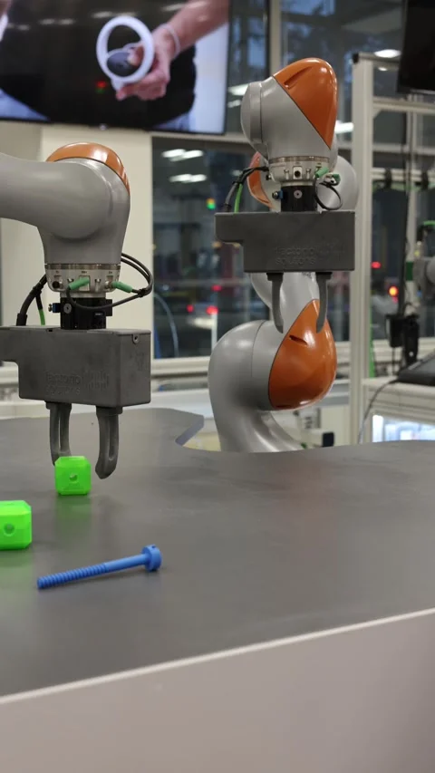Robot develops and learns vertical video Video stock 286051115