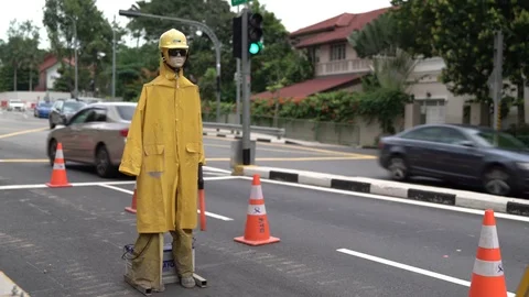 Robot directing traffic 스톡 동영상 76064542